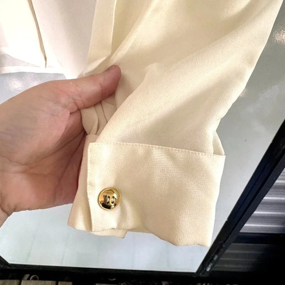 Simon Chang cream/ivory blouse with floral pocket and gold buttons size 8 EUC - Picture 4 of 4